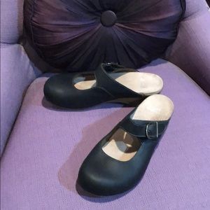NWOT Dansko women’s clogs